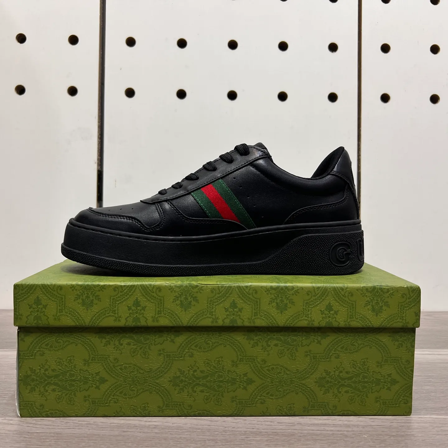 Factory price: 400💰Gucci original quality.~ Unique modern style sneakers. 🏃A must-have casual shoe for trendy men😍😍 Imported cowhide, sheepskin foot pads (refuse to discolor and grind feet) soles: Original soles specially provided by the original factory, French lazy style design ⚠️Fit to the feet, original quality, super comfortable original soles. Just like shooting the real thing 🎬The real thing is better, high-quality sneakers, size: 38-44 (45 and 46 can be customized)